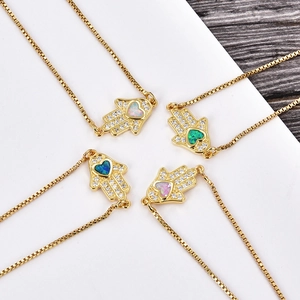 Hamsa Hand Verbinder mit herzförmigem Opal und Mikro-Pavé-Zirkonia-Einlage