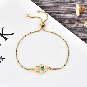 Detail eines verstellbaren Hamsa-Armbands mit blauem Herz-Opal und Zirkonia