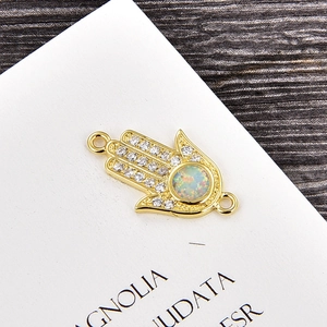 Detailansicht des Hamsa-Hand-Anschlusses mit Opal und Zirkon für Schmuckdesign
