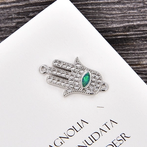 Macro de conector Hamsa de plata con circonitas blancas y piedra marquise verde