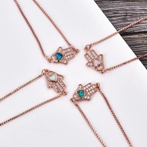 Detailansicht der Hamsa-Halsketten aus Roségold mit Opal-Herz und verstellbarer Kette