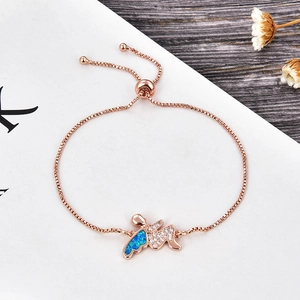 Detalle macro de la pulsera de ángel en oro rosa con alas de ópalo azul y circonitas