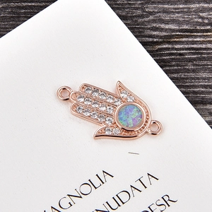 Detailansicht des Hamsa-Hand-Anschlusses mit Opal und Roségold-Beschichtung für DIY-Schmuck