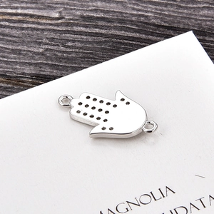Detaillierter Hamsa-Hand-Verbinder aus Silber mit Doppelringen für DIY-Armbänder