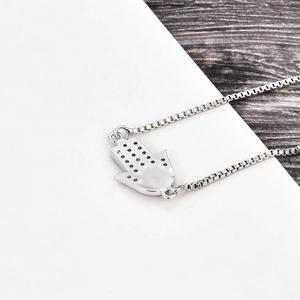 Minimalistisches Hamsa-Hand-Armband in poliertem Silber mit weißen Zirkonia-Steinen