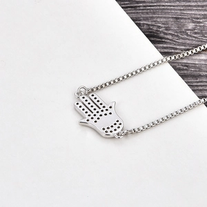 Collar mano de Fátima con circonitas blancas y cadena de caja en plata ley