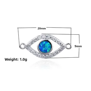 Detail van de 20mm x 9mm boze oog hanger met blauwe opaal en glanzende zirkoon