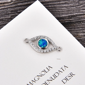 Detailansicht von Evil Eye Opal Verbindern mit Zirkonia für die Schmuckherstellung