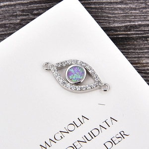Nahaufnahme der Evil-Eye-Schmuckverbinder mit Zirkonia und Opal-Inlay in Silber