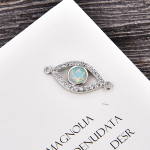 Detail eines Evil Eye DIY-Anhängers mit weißem Opal und Zirkonia-Verzierung