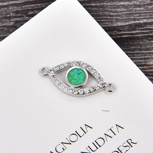 Makroaufnahme vom Silber-Schmuckverbinder Böses Auge mit grünem Opal und Zirkon