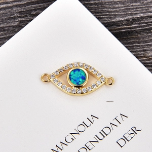 Makro-Detail des Gold-Böse-Blick-Schmuckverbinders mit blauem Opal und Zirkonia