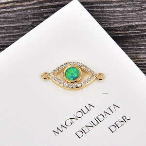 Makroaufnahme von Evil Eye Schmuckverbinder mit grünem Opal und Zirkonia Steinen