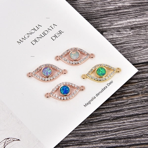 Detailansicht von DIY-Augen-Schmuckverbindern mit Opal- und Zirkonia-Einlage für Ketten