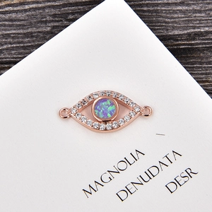Makroaufnahme von Evil Eye Verbinder in Roségold mit Zirkonia und Opal für DIY Schmuck