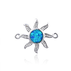 Detailansicht eines sonnenförmigen Schmuckanhängers mit blauem Opal und Zirkon-Akzenten