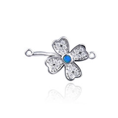 Detailansicht eines silbernen Kleeblatts mit blauem Opal und Zirkonia-Inlay-Schmuck