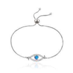 Detail eines silbernen Bolo-Armbands mit blauem Opal-Auge und Mikropavé-Verzierung