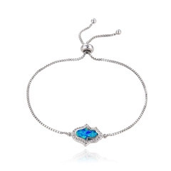 Detailsicht eines verstellbaren Silberarmbands mit blauem Opal und Zirkonia-Anhängern