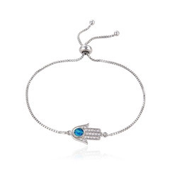 Detailansicht silbernes Hamsa-Armband mit blauem Opal und funkelnden Steinen