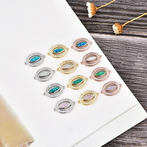 Détail de connecteurs œil de démon en opale et zircons pour la création de bijoux