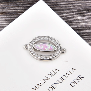 Détail macro du pendentif opale ovale avec pavé de zircons et anneaux latéraux