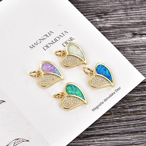 Lot de quatre pendentifs cœur en cuivre avec opale colorée et incrustations de zircone