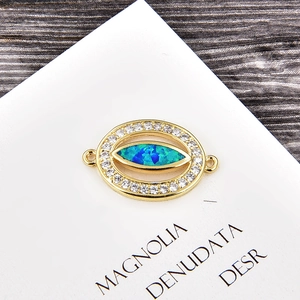Détail d'un charme œil en opale bleue et zircone pour la création de bijoux DIY
