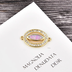 Détail du pendentif œil avec opale rose et zircons blancs plaqué or rose