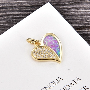 Vue détaillée du pendentif cœur doré avec zircons et incrustation d'opale mauve