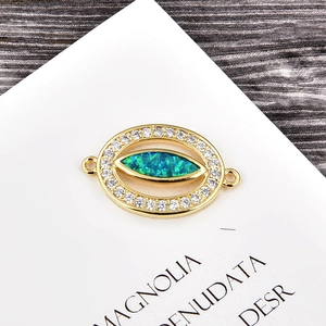 Détail du connecteur oeil maléfique avec opale et zircons pour la création de bijoux