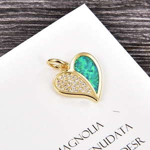 Détail du pendentif cœur avec zircons blancs et incrustation d'opale verte dorée