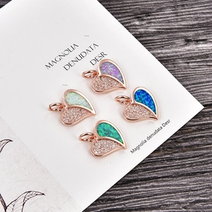 Pendentifs cœur en or rose avec opale et zircons déclinés en quatre couleurs variées