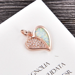 Détail de pendentif cœur en opale et zircons sertis sur base en or rose