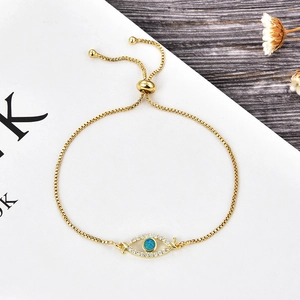 Vue détaillée du bracelet ajustable en or avec œil protecteur, opale et zircons