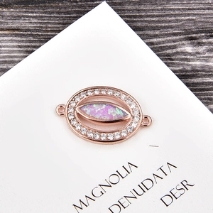 Détail de connecteur œil en plaqué or rose avec opale rose et zircons blancs