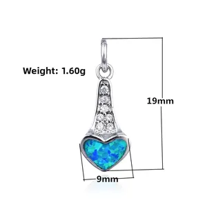 Vue détaillée du pendentif cœur 19x9mm avec opale bleue et zircons cubiques
