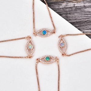 Détail du bracelet œil protecteur en or rose avec opales colorées et pavé de zircons