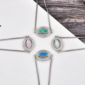 Détail de bracelets œil protecteur avec opales centrales et sertissage de zircon brillant