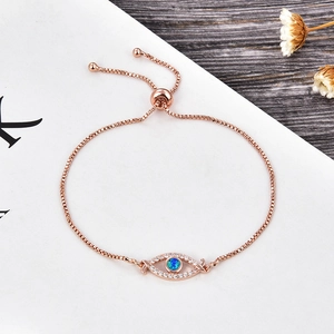 Détail du bracelet œil de protection or rose avec opale bleue et chaîne coulissante