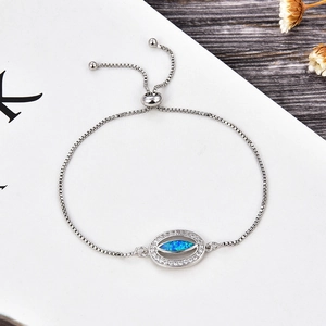 Détail du bracelet réglable en argent avec œil de démon en opale bleue et zircons