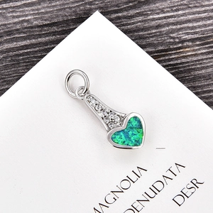 Vue détaillée du pendentif coeur en argent avec opale verte et accents de zircon brillant