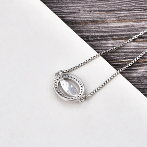 Détail macro du collier pendentif œil maléfique en argent avec opale et zircons