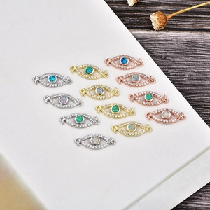 Détail macro de connecteurs bijoux Œil d'Opal synthétique et oxydes de zirconium