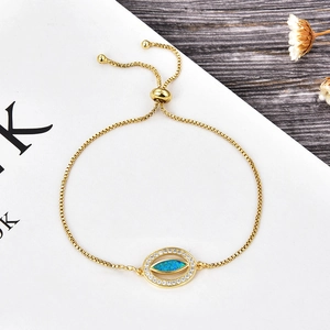 Détail du bracelet œil maléfique réglable en or 18 carats avec opale bleue et zircons