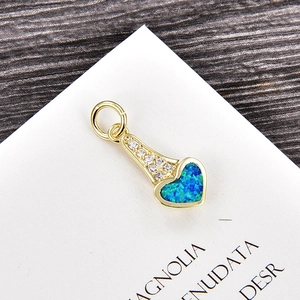 Détail du pendentif cœur en opale bleue avec zircons cubiques et plaqué or