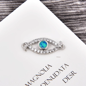Vue macro d'un connecteur œil en argent avec opale et zircons pour bijoux DIY