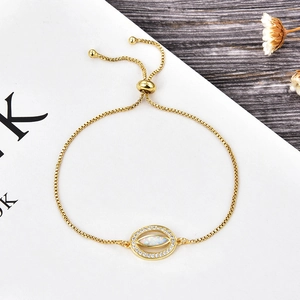 Détail du bracelet réglable en or avec œil d'opale et pierres de zircone