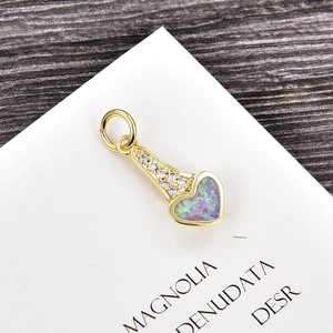 Détail du pendentif cœur en opale avec métal doré et zircon blanc sur carte d'art