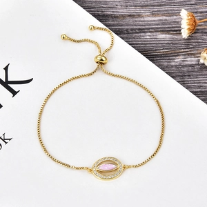 Détail du bracelet ajustable plaqué or avec opale rose et pavé de zircons